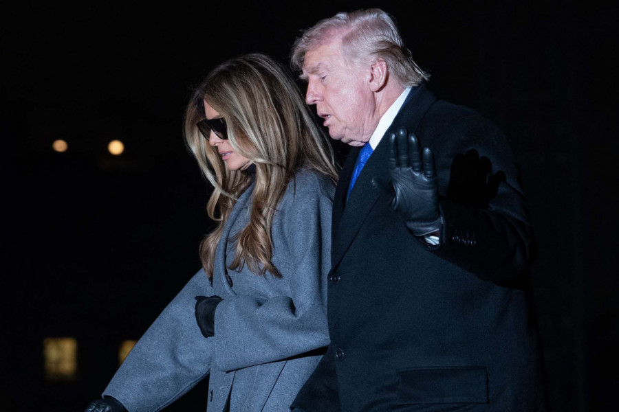 Svi gledaju šta to MELANIJA TRAMP nosi na nogama: Oversajz dior kaput pao u drugi plan, a razlog je jasan! (FOTO)