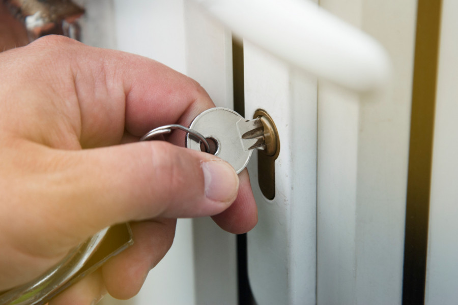 NAVIKA koja može skupo da vas košta: Zašto KLJUČ ne bi trebalo da ostaje u bravi preko noći