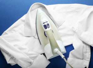 Obična bela košulja UNIŠTENA PEGLOM prodaje se za 113.000 dinara: Da li je realno, umesto da završi u đubretu? (FOTO)