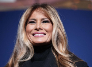 MELANIJA TRAMP u svetlucavim PANTALONAMA na ivici kiča: Neki je kritikuju, ali Donald je gleda kao filmsku ZVEZDU