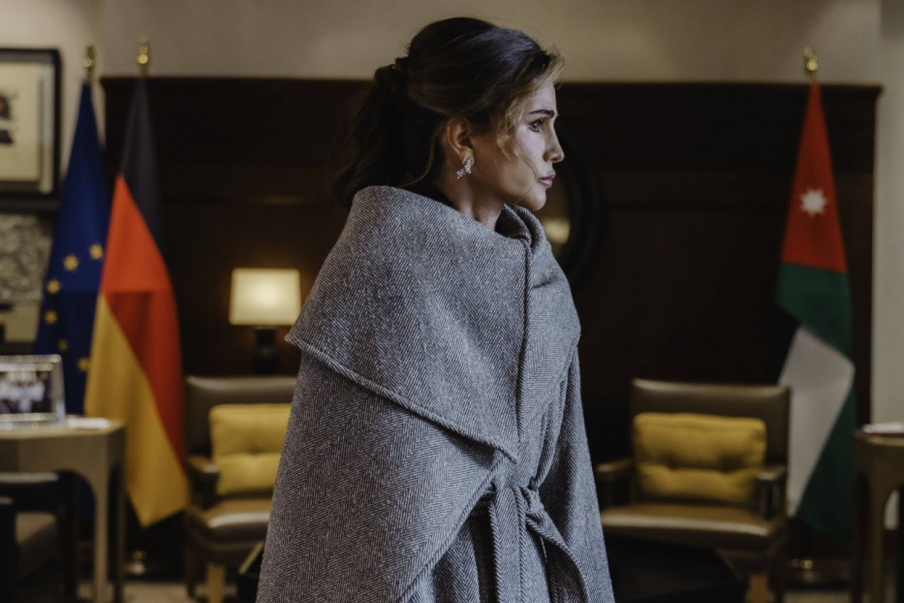 Kraljica RANIJA zablistala u šik izdanju, ali pravi modni BISER krio se ispod KAPUTA - potpisuje ga Viktorija Bekam