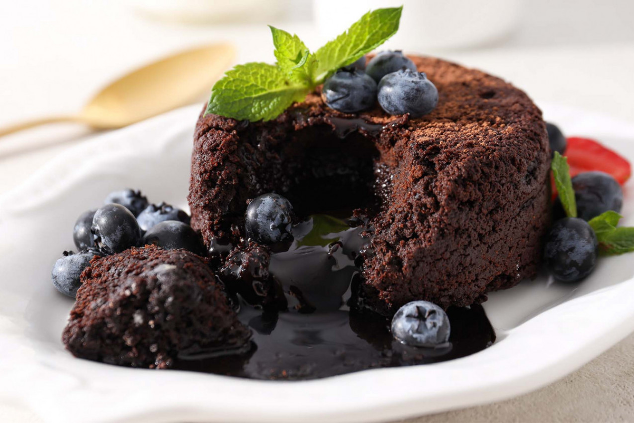 LAVA KOLAČ: Slatki zalogaji puni ČOKOLADE koja neprestano navire  - desert koji se ne propušta