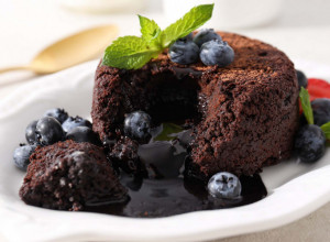 LAVA KOLAČ: Slatki zalogaji puni ČOKOLADE koja neprestano navire  - desert koji se ne propušta