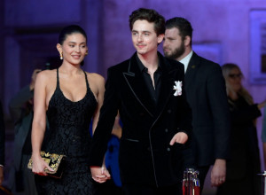 TIMOTI ŠALAME I KAJLI DŽENER transformisali crveni tepih BAFTA nagrada u dejt veče: Ljubav se vidi iz aviona! (FOTO)