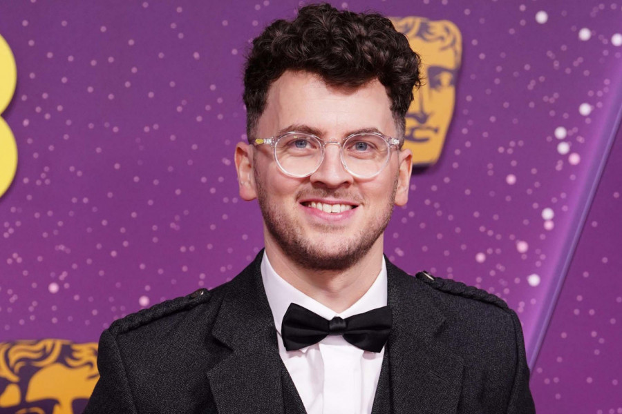 MUŠKARAC u suknji na crvenom tepihu - svi su bili zatečeni, a onda su videli ZAKAČEN detalj između nogu (GALERIJA)