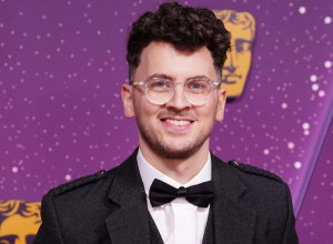 MUŠKARAC u suknji na crvenom tepihu - svi su bili zatečeni, a onda su videli ZAKAČEN detalj između nogu (GALERIJA)