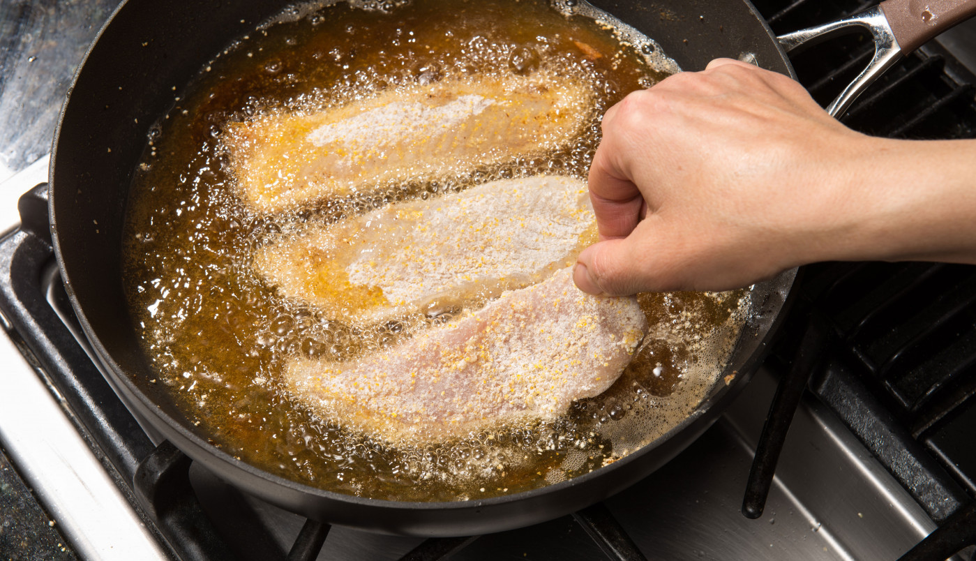 Ribu ste celog života pržili POGREŠNO: Ovo je trik zbog kog ispada hrskava spolja, sočna iznutra i NE RASPADA SE!