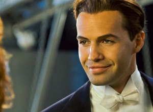 Od omraženog milijardera u TITANIKU do šarmantnog šezdesetogodišnjaka: Evo kako danas izgleda GLAVNI NEGATIVAC (GALERIJA)