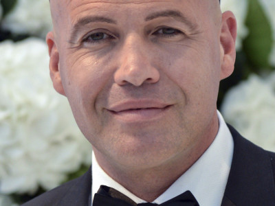 On danas ima dve ćerke