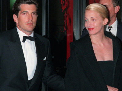 Džon, poznat po šarmu i harizmi, imao je burnu prošlost u ljubavnim vezama sa Sarom Džesikom Parker, Madonom i Daril Hanom