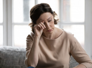 Evo zašto žene teže pamte i sporije razmišljaju u MENOPAUZI: Naučnici otkrili vezu sa ALCHAJMEROM!