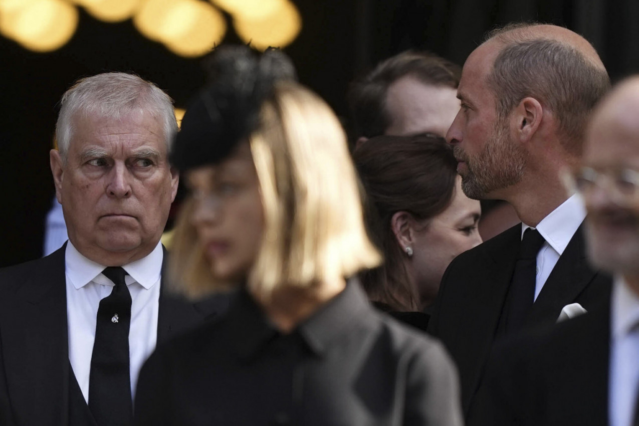 Princ Endru doživeo javno PONIŽENJE kakvo ne viđamo ni u sapunicama: Evo šta mu je priredio brat KRALJ ČARLS