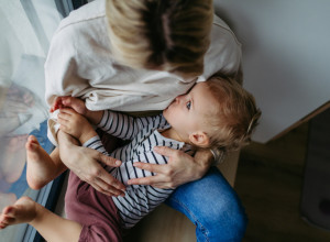 Treba li DOJITI bebu DUŽE od dve godine: Prednost za dete, ali veliki izazov za majku