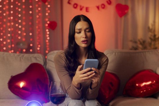 Mislila sam da imam SAVRŠENOG MUŽA i da bi život dao za mene: Onda su počele da pristižu poruke i to OD NJE!