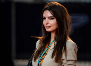 Emili Ratajkovski zablistala u kristalnoj haljini, ali njen hod je ZAPALIO MREŽE - fanovi je ismevali zbog "pijane" šetnje pistom!