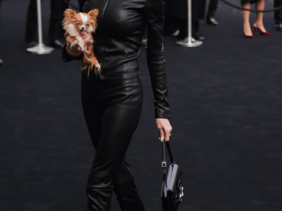 Minimalistički, ali snažan izgled savršeno je pratio novu frizuru