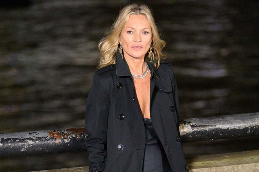 Kejt Mos (52) zapalila pistu u Milanu: Nosila NAJSKUPLJU tangu na svetu - izazovno izdanje podiglo temperaturu (GALERIJA)