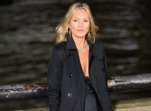 Kejt Mos (52) zapalila pistu u Milanu: Nosila NAJSKUPLJU tangu na svetu - izazovno izdanje podiglo temperaturu (GALERIJA)