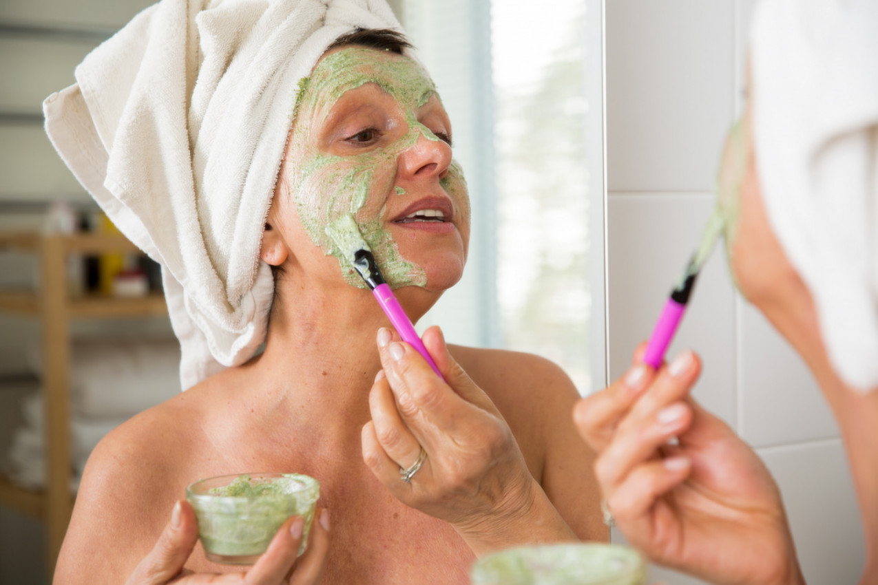 Ova TRI SASTOJKA iz kuhinje brišu tragove zime: Recept za PRIRODNU masku koja zateže, hrani i vraća SJAJ licu