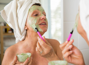 Ova TRI SASTOJKA iz kuhinje brišu tragove zime: Recept za PRIRODNU masku koja zateže, hrani i vraća SJAJ licu