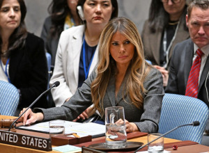 STROGO odelo za moćan nastup: MELANIJA TRAMP u izdanju koje koje simbolizuje autoritet i dominaciju