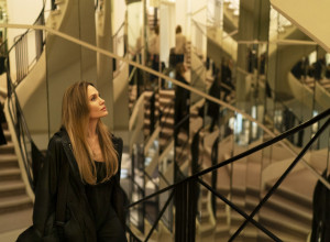 Novi film sa ANĐELINOM DŽOLI  u glavnoj ulozi: "COUTURE" 8. marta na velikom bioskopskom platnu