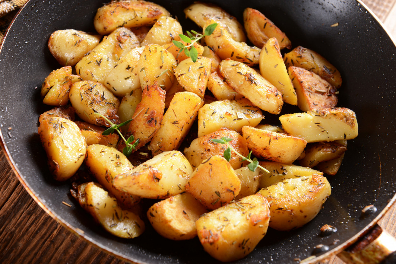 Hrskav, mirisan, neodoljiv: RESTOVAN KROMPIR kao iz bakine kuhinje