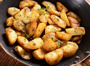 Hrskav, mirisan, neodoljiv: RESTOVAN KROMPIR kao iz bakine kuhinje