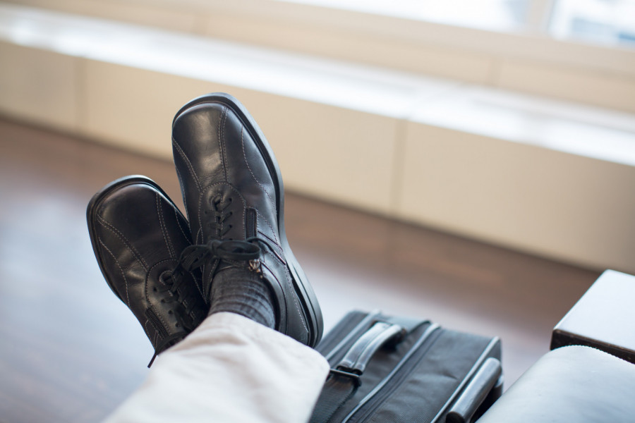 Stjuard otkriva TAJNU zbog koje nikada ne bi trebalo da nosite CRNE ČARAPE tokom leta - u opasnosti ste, a da toga niste ni svesni!