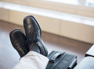 Stjuard otkriva TAJNU zbog koje nikada ne bi trebalo da nosite CRNE ČARAPE tokom leta - u opasnosti ste, a da toga niste ni svesni!