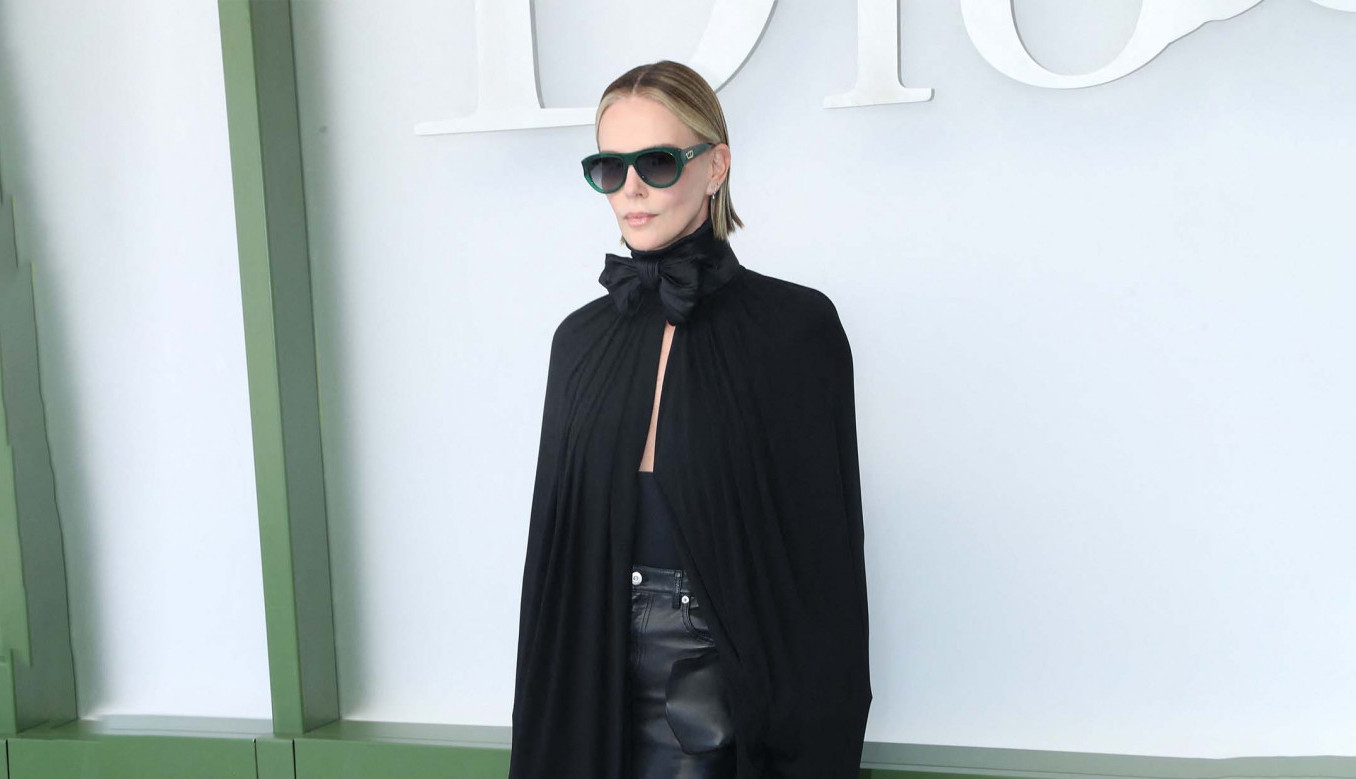 OSKAROVKA ukrala šou na Nedelji mode u Parizu: Ispod plašta sevnuli halteri - KAKVE NOGE na pragu 6. decenije! (GALERIJA)