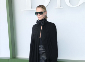 OSKAROVKA ukrala šou na Nedelji mode u Parizu: Ispod plašta sevnuli halteri - KAKVE NOGE na pragu 6. decenije! (GALERIJA)