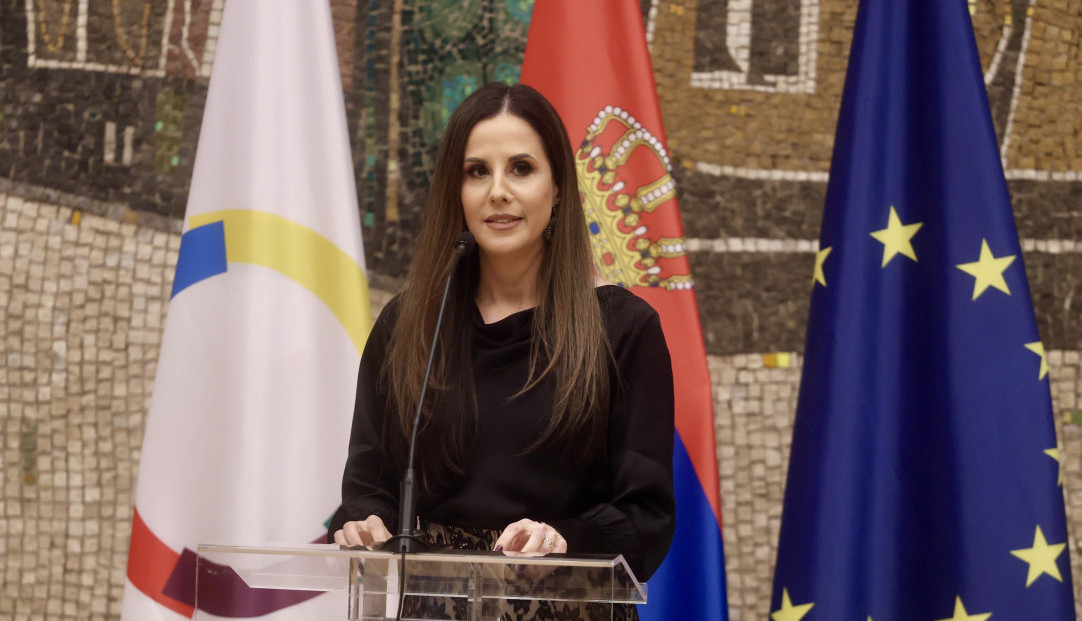 TAMARA VUČIĆ još jednom zadala modnu lekciju: Najelegantnija čipkana suknja koja je glavni hit ovog proleća (FOTO)