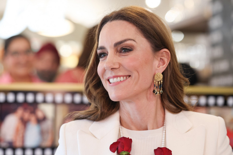 SAMA, ALI U CENTRU PAŽNJE: Kejt Midlton sva u belom osvojila srca prisutnih jednim simboličnim gestom