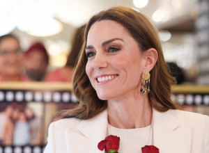 SAMA, ALI U CENTRU PAŽNJE: Kejt Midlton sva u belom osvojila srca prisutnih jednim simboličnim gestom