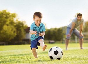 Divlji i znatiželjni: 7 osobina malih dečaka koje roditelji obožavaju (i ponekad strepe od njih)