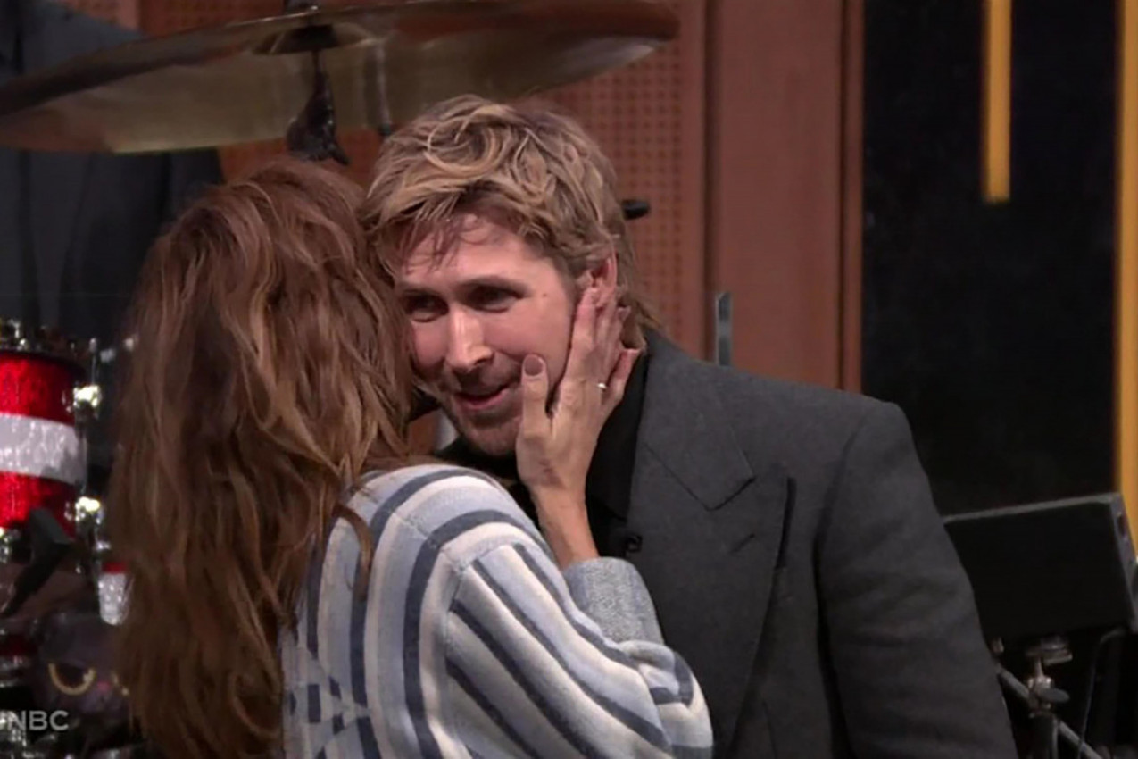 Prvi put zajedno u javnosti još od 2013: Rajan Gosling u emisiji sa Evom Mendes, a niko ne veruje u čemu je glumica došla! (FOTO)