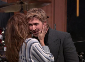 Prvi put zajedno u javnosti još od 2013: Rajan Gosling u emisiji sa Evom Mendes, a niko ne veruje u čemu je glumica došla! (FOTO)