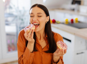 Stalno vam se jede SLATKO? Ove navike mogu da vam pomognu da obuzdate želju za slatkišima i SMRŠATE do leta!