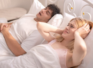 Zašto hrkanje nije samo smetnja partneru: 7 znakova da posetite lekara
