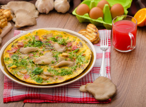 Sočni OMLET sa pečurkama i sirom: Brzi recept koji pretvara obična JAJA u savršen obrok