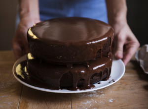 RECEPT za čokoladni kolač BEZ ŠEĆERA I BRAŠNA: Sočan desert koji je još ukusniji sutradan
