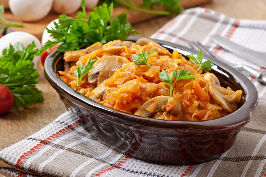 Slatki KUPUS sa pečurkama: Jeftino posno jelo na kašiku koje osvaja na prvi zalogaj