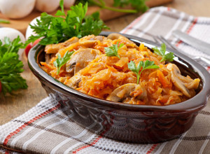 Slatki KUPUS sa pečurkama: Jeftino posno jelo na kašiku koje osvaja na prvi zalogaj