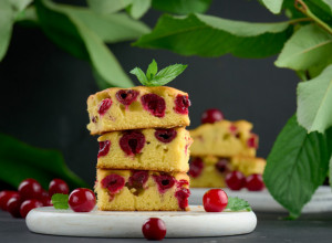 Najmekši KOLAČ sa VIŠNJAMA na ČAŠE: Uspeva svaki put i nestaje začas