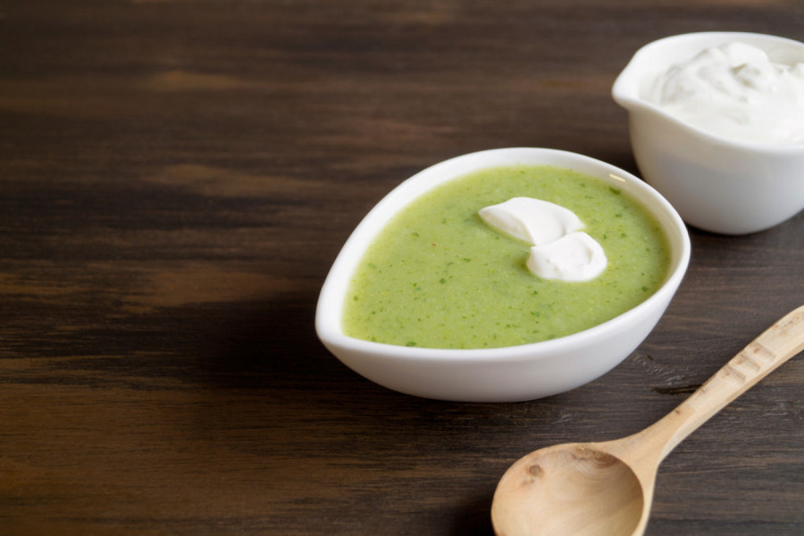 Prolećni ručak koji budi energiju: Recept za kremastu zelenu čorbu od sremuša, blitve i praziluka