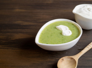 Prolećni ručak koji budi energiju: Recept za kremastu zelenu čorbu od sremuša, blitve i praziluka