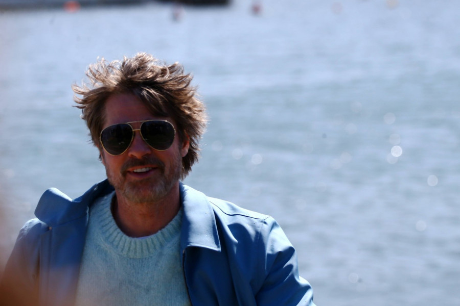 BRED PIT kao da NE STARI, a žene uzdišu: Estetski hirurg tvrdi da svi znaju istinu o njegovom licu, a glasine ne prestaju