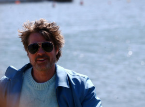 BRED PIT kao da NE STARI, a žene uzdišu: Estetski hirurg tvrdi da svi znaju istinu o njegovom licu, a glasine ne prestaju