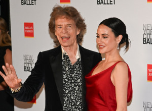 Proživeo je burnu mladost, obeleženu drogom i vezama, a danas je uz ženu mlađu čak 44 godine: MIK DŽEGER je pravo čudo